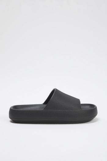 TRENDYOL SHOES Schwarze flache Herrenhausschuhe mit heller Sohle TAKSS25TE00028