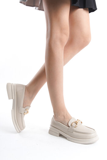 MORIA SHOES Γυναικεία παπούτσια loafer Alexia με μπεζ δέρμα και χρυσή αγκράφα