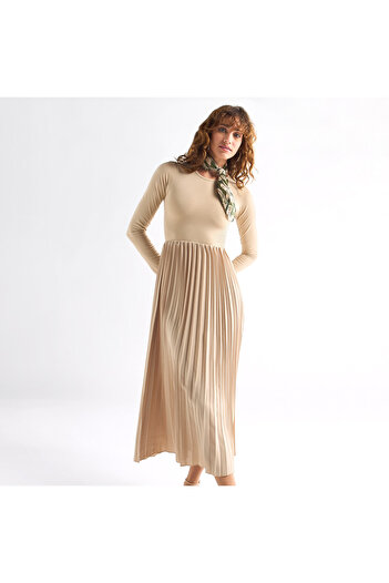 FAV Pleated Dress With Round Neck And Long Sleeves