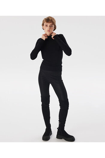 Twist Simple Turtleneck Sweater