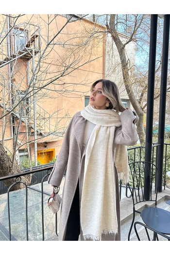 B2K FASHION Kadın Krem Püsküllü Atkı Şal