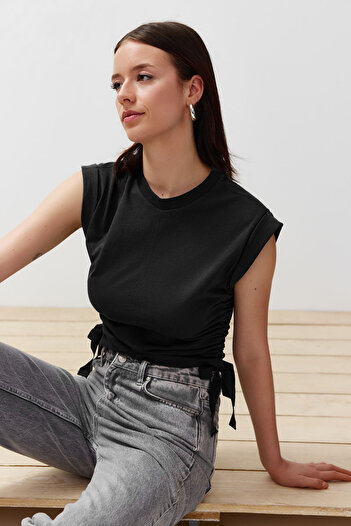 Trendyol Collection Tricou negru 100% bumbac gros, cu detaliu cu șnur, cu mânecă liliac, tricotat TWOSS24TS00026
