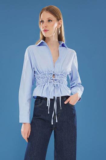 Trendyol Collection Světle modrá vypasovaná tkaná košile se stahovacím vázáním na prsou a pase Twoss25Go00031