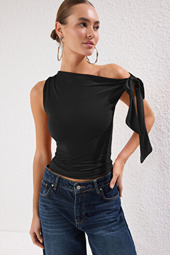 Trendyol Collection Czarna asymetryczna bluzka z koronkowymi detalami z elastycznej dzianiny Twoss25Bz00400
