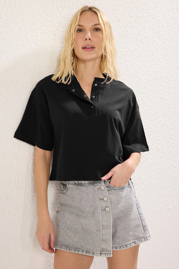Trendyol Collection Μαύρο 100% πυκνό βαμβακερό πλεκτό μπλουζάκι με κουμπωτά μανίκια τριών τετάρτων TWOSS25TS00021