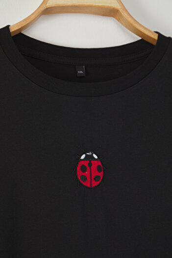 Trendyol Curve Black Crew Neck Embroidery Knitted Tričko větší velikosti TBBSS25BF00015