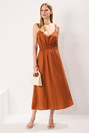 Trendyol Collection Καφέ ίσιο αξεσουάρ Λεπτομερές Midi Woven Φόρεμα TWOSS25EL00420