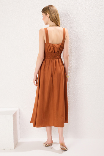 Trendyol Collection Καφέ ίσιο αξεσουάρ Λεπτομερές Midi Woven Φόρεμα TWOSS25EL00420