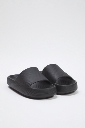 TRENDYOL SHOES Schwarze flache Herrenhausschuhe mit heller Sohle TAKSS25TE00028