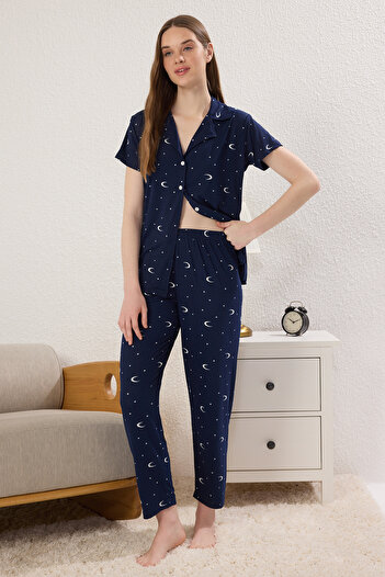 Trendyol Collection Темно-синій піжамний комплект Orme з візерунком "Галактика" THMSS25PT00380