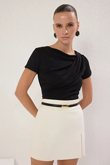 Trendyol Collection Schwarze, drapierte, detaillierte Strickbluse – TWOSS25BZ00278
