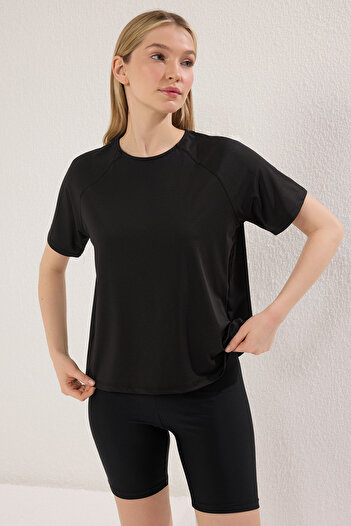 Trendyol Collection Μαύρο αθλητικό μπλουζάκι με υφασμάτινο ανακλαστήρα κατάδυσης THMSS25TS00007