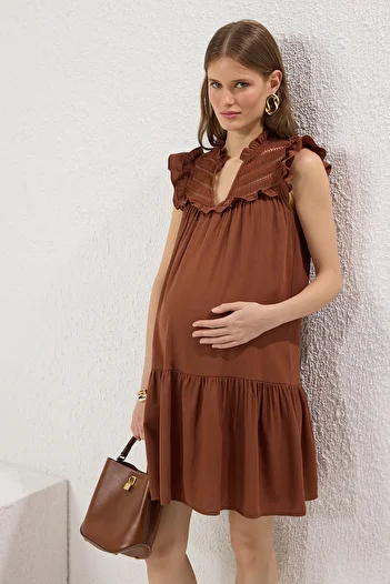 Trendyol Collection Καφέ Μίνι υφαντό φόρεμα με ίσια κοπή με λεπτομέρεια κεντήματος