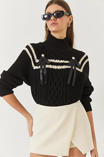 Bianco Lucci Women's Knitted Sweater with Stones and Bow on the Collar 20246869
