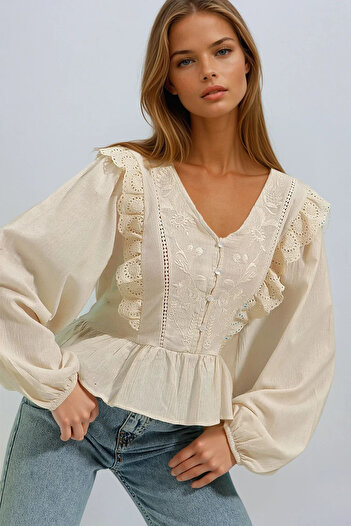 VAGGON Women's Beige V-Neck Scallop and Embroidery Blouse Prmx9211