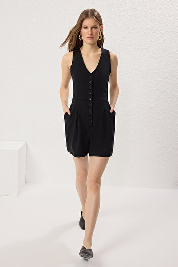 Trendyol Collection Schwarzer, geknöpfter Mini-Jumpsuit mit weitem Bein TWOSS25TU00011
