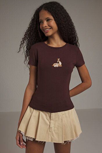 Trendyol Collection Σκούρο καφέ εφαρμοστό κέντημα Gazelle κοντομάνικο ελαστικό μπλούζα TWOSS25BZ00462