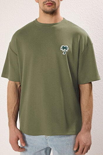 Trendyol Collection Μπλουζάκι Interlock Χακί Unisex Oversize/Wide Cut με μπάλωμα παλάμης TMNSS25TS00024