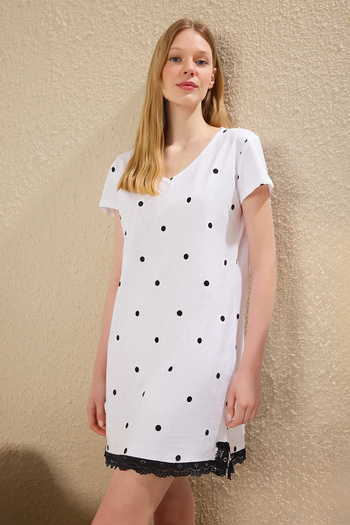 Trendyol Collection Weißes Nachthemd aus 100 % Baumwolle mit gepunkteter Spitze und detailliertem Single-Jersey-Strick-Nachthemd THMSS25GC00021