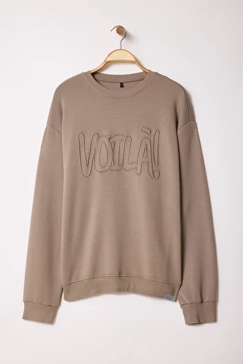 Trendyol Collection Φούτερ με λαιμόκοψη με κέντημα με γράμματα Mink More Sustainable Oversize/Wide Cut TMNAW25SW00209