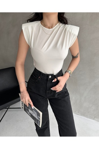 Fav Style Λευκή αμάνικη γυναικεία μπλούζα με λαιμόκοψη με επένδυση