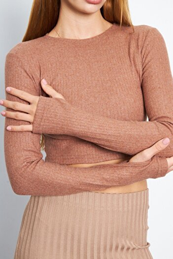 Oyga Women's Cinnamon Finger-Strapped Half Turtleneck Interlock Long Sleeve Crop Blouse