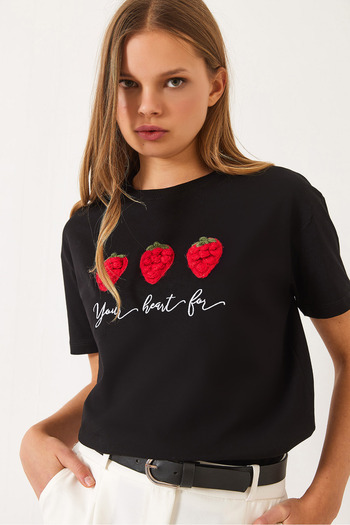 Bianco Lucci Women's Embossed Strawberry Accessory Embroidery Embroidered T-Shirt 60602010