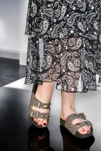 CAPRİ MODA Γυναικείες παντόφλες με μεταλλική λεπτομέρεια διπλής πόρπης Μεσαία βάση