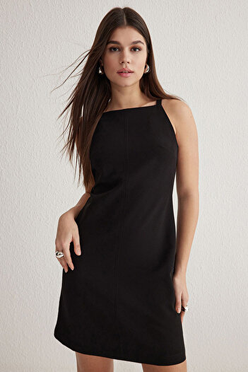 Trendyol Collection Schwarzes, gerade geschnittenes, detailliertes Mini-Webkleid mit Nähten TWOSS25EL00127