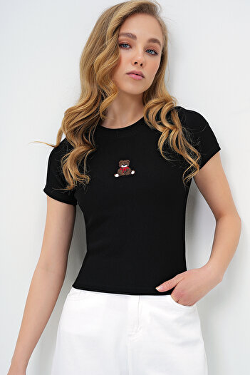 Trend Alaçatı Stili Schwarze Damenbluse mit Teddybär-Aufdruck und Rundhalsausschnitt ALC-X13672