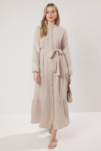 Trendyol Modest Kamenný plátěný vzhled Rukojeť Detailní výšivka Tkané šaty TCTSS25EB00116