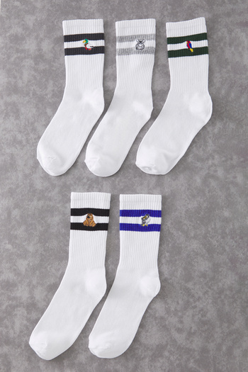 Trendyol Collection Weiße, bestickte, gestreifte, mittelgroße College-Tennissocken aus Baumwolle für Unisex, 5er-Set – TMNAW25CO00022