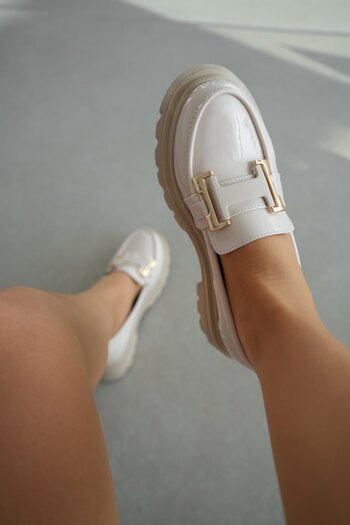 selinshoes Жіночі мокасини на низьких підборах Milen з ременем та золотими аксесуарами - ECRU