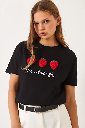 Bianco Lucci Women's Embossed Strawberry Accessory Embroidery Embroidered T-Shirt 60602010
