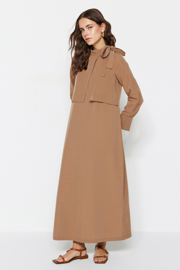 Trendyol Modest Λεπτομερές υφαντό φόρεμα σε μπεζ λαιμόκοψη TCTSS23EB00283