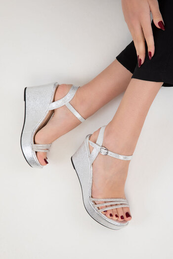 SOHO Silberne Damenschuhe mit Keilabsatz 20362