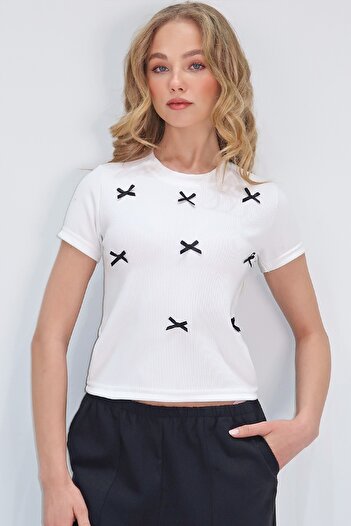 Trend Alaçatı Stili Women's White Crew Neck Bow Decorated Crop Blouse Alc-X13671