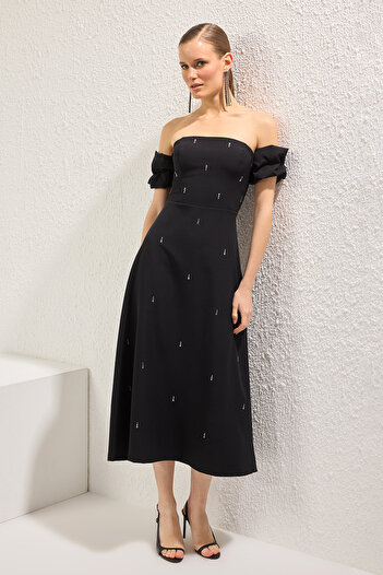 Trendyol Collection Schwarzes Carmen-Kragen-Stein-Druck-detailliertes gewebtes Midi-Chic-Abendkleid Nacht-Virtuosität-Kleid TPRSS25EL00243