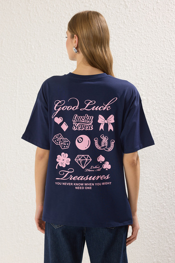 Trendyol Collection Marineblaues, 100 % dickes Baumwoll-T-Shirt in Übergröße/Weiter Schnitt mit Print auf Vorder- und Rückseite, gestrickt, TWOSS25TS00145