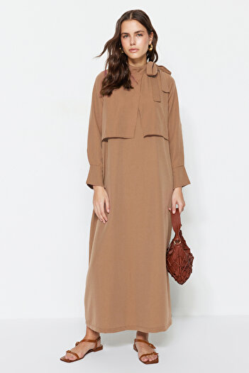 Trendyol Modest Λεπτομερές υφαντό φόρεμα σε μπεζ λαιμόκοψη TCTSS23EB00283