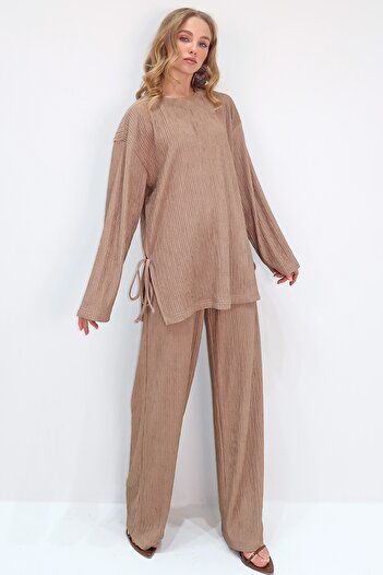 Trend Alaçatı Stili Women Dark Beige Bicycle Neck Lacing Detailed Wide Cut Blouse and Pants Suit Alc-X13701