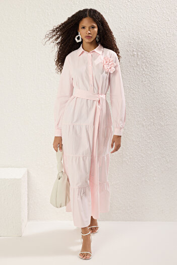 Trendyol Modest Ροζ ριγέ λουλούδια αξεσουάρ υφαντό φόρεμα TCTSS25EB00106