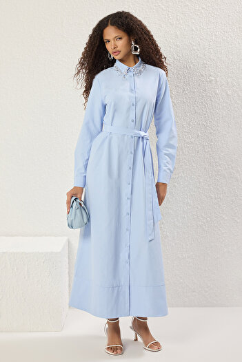 Trendyol Modest Světle modré kamenné doplňky Detailní tkané košilové šaty TCTSS25EB00118