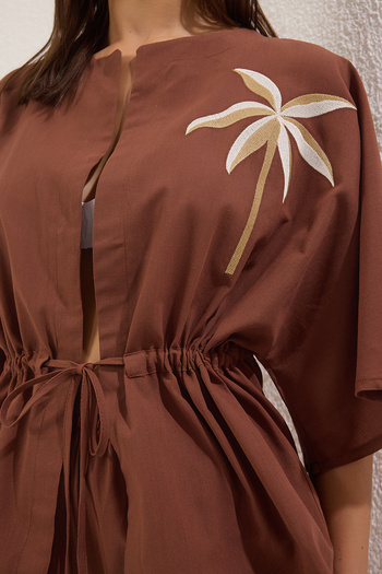 Trendyol Collection Καφέ υφαντό κέντημα παλάμης με φλάμα βαμβακερή μπλούζα σορτς παραλίας TBESS25AU00039