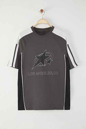 Trendyol Collection Βαμβακερό μπλουζάκι με μοτίβο Anthracite College - TMNSS25TS00095