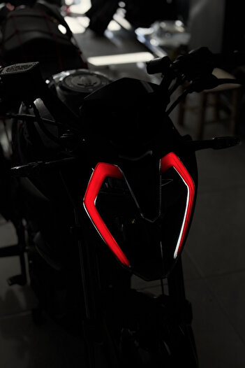 Banxtre Benelli 125S ve Rks Rk125-S uyumlu Kırmızı Renk  Far Tasarım Filmi Sticker Etiket