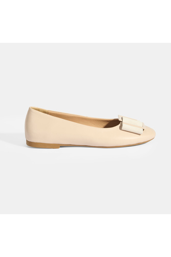 Desa Women's Cream Buckle Leather Ballerinas
