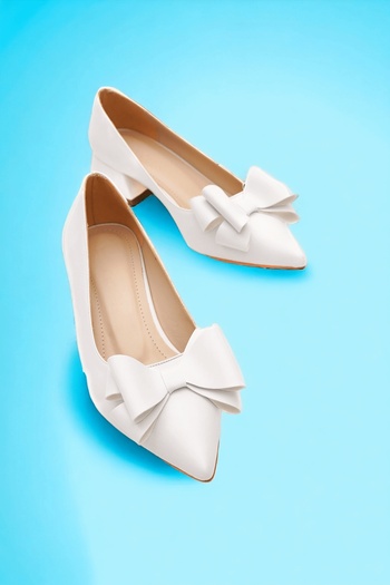 DURUNUN BUTİĞİ Rena White Bow (4cm) Boty se špičatou špičkou na podpatku