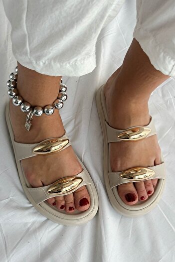 Shoebutik Γυναικείες παντόφλες Paulina Beige με δερμάτινη πόρπη με λεπτομέρειες