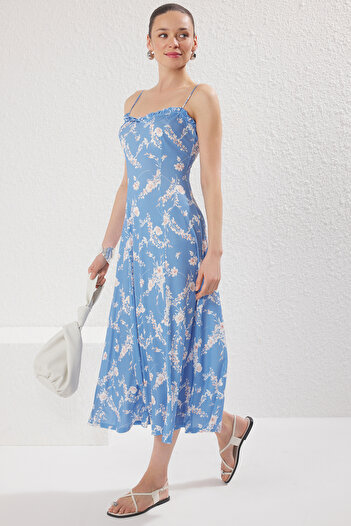 Trendyol Collection Rochie tricotată maxi cu bretele albastre, cu volane, cu detaliu de gât, fustă cu volan, skater/deschidere în talie TWOSS25EL00238